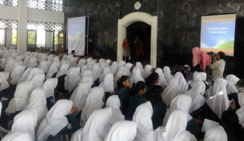 Pursuing a Healthier and a Smarter Young Generation, Rifka Annisa Visited SMKN 1 Wonosari